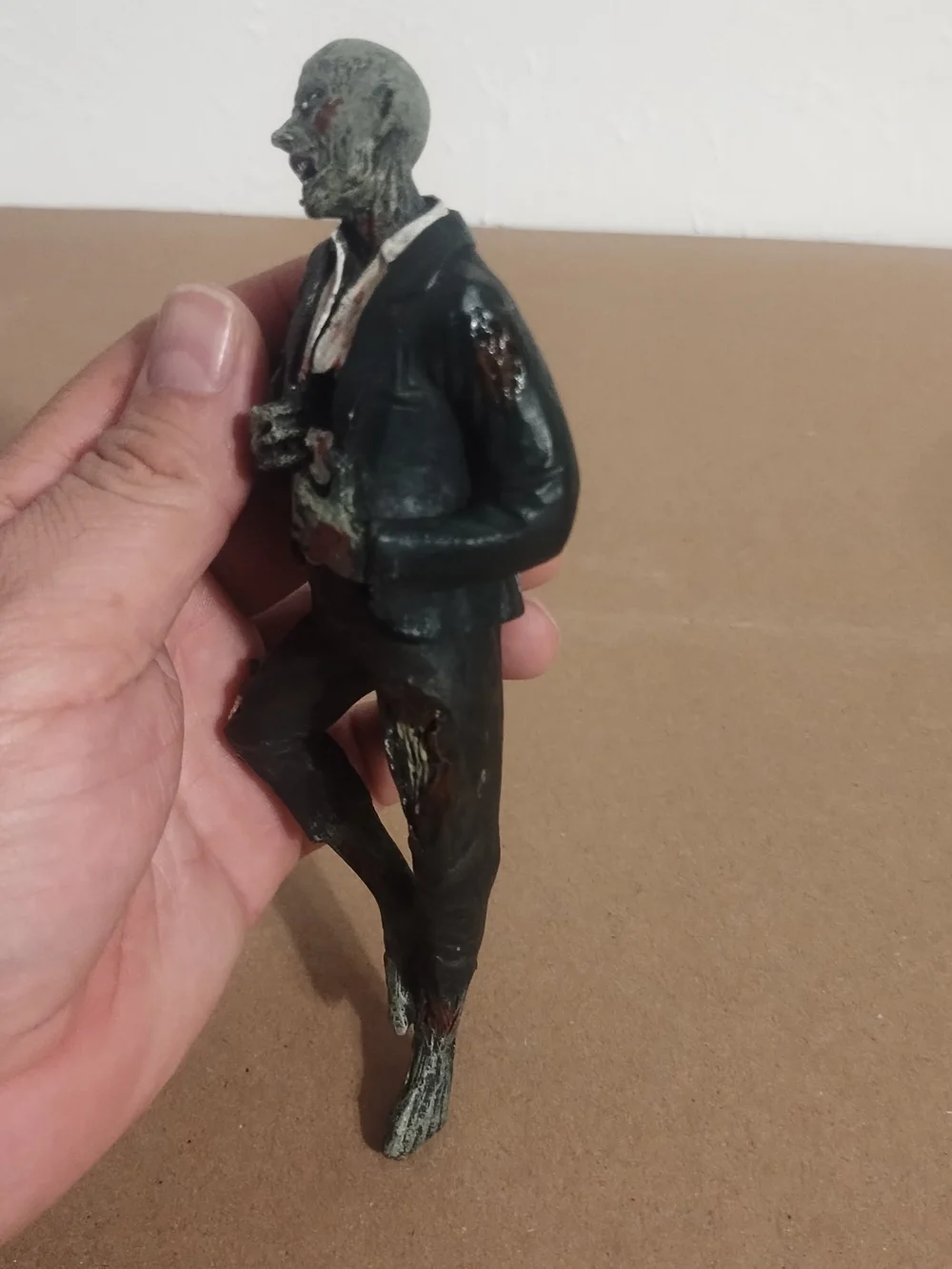 Amazing Gift Walking Dead Zombie Pen Holder Figurine 6.75